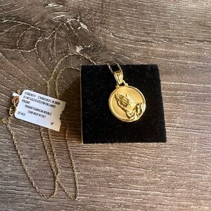 14 K gold plate praying hands pendant necklace 18 inch chain Stamped JCMDO